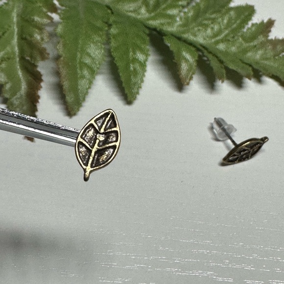 A Pair of Earrings With Small Leaves - Picture 5 of 5